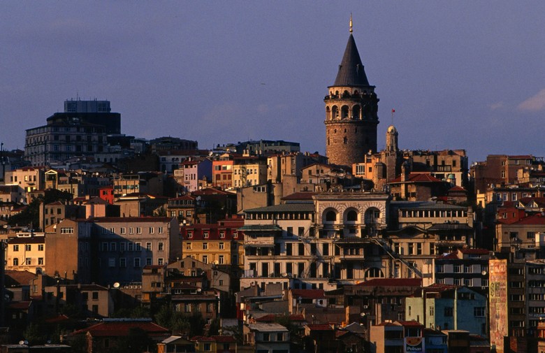 Hoàng hôn vàng rực trên khu phố cổ nhìn từ ban công Tháp Galata
