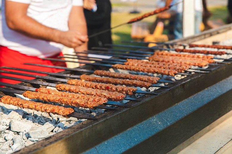 Kebab Adana và Urfa nướng trên xiên kim loại bản rộng