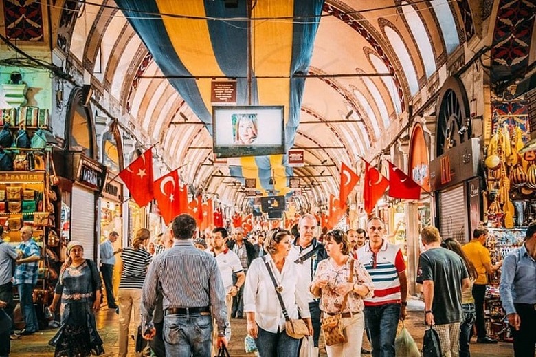 Khách du lịch dạo chợ Grand Bazaar Istanbul tự do lựa chọn hàng hóa