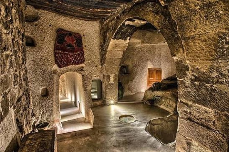 Khách sạn hang đá với sân thượng nhìn ra thung lũng Cappadocia