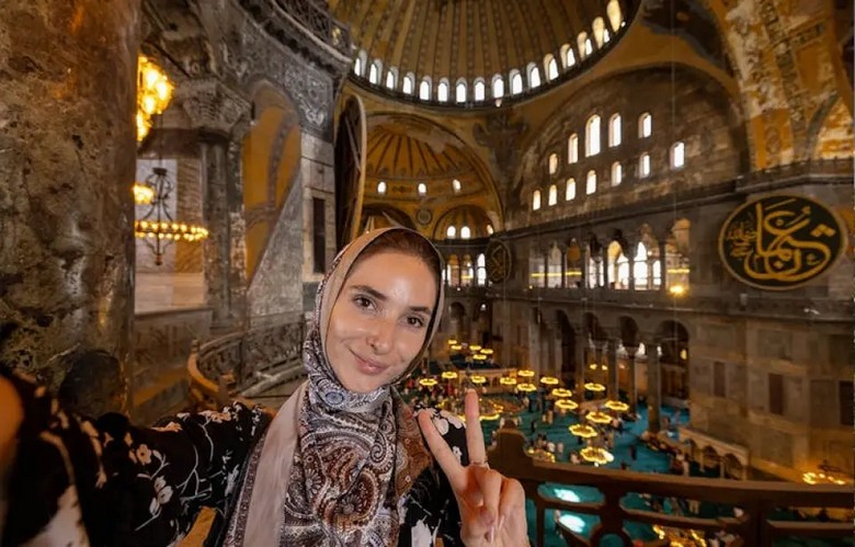 Khách tham quan ăn mặc kín đáo bên trong Hagia Sophia