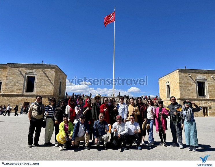 Khách tham quan chụp ảnh lưu niệm trước Lăng Atatürk tại Ankara