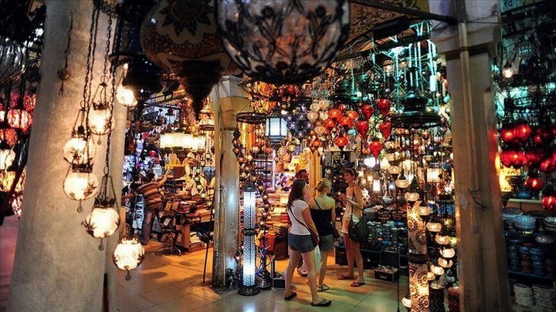 Khách thanh toán bằng thẻ tại một cửa hàng đồ da ở Istanbul