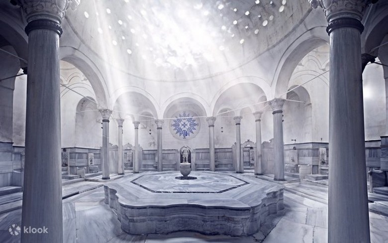 Không gian mái vòm cổ kính bên trong một Hammam lịch sử tại Istanbul