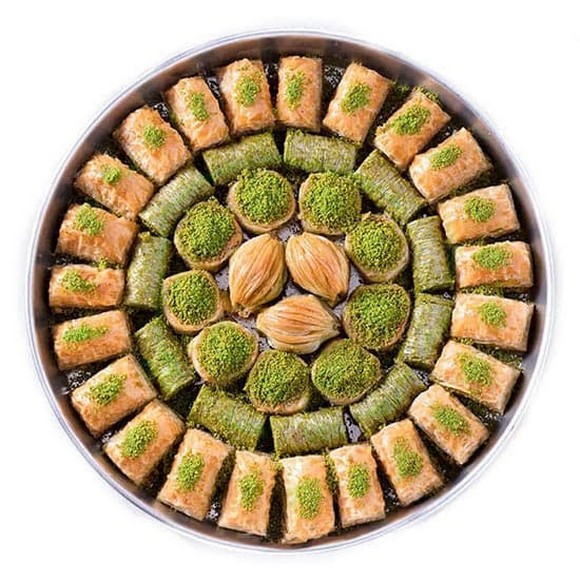 Khay baklava nhiều lớp phủ hồ trăn nghiền tại một tiệm bánh Gaziantep