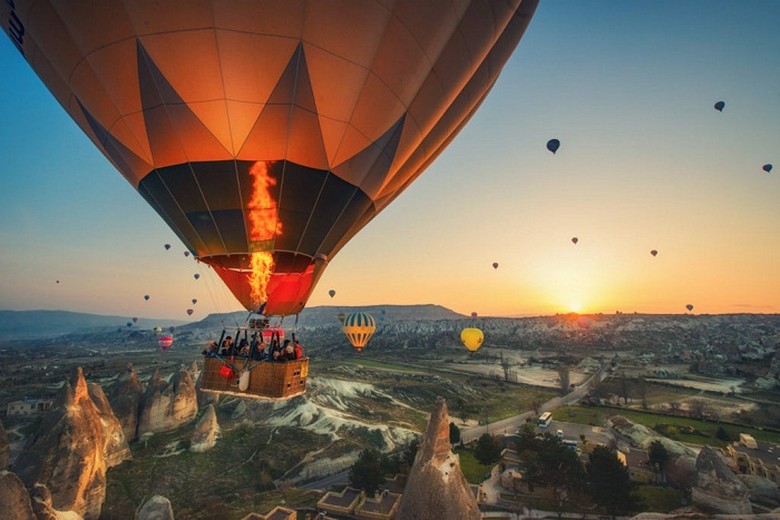 Khinh khí cầu đang được bơm khí lúc sáng sớm ở Cappadocia