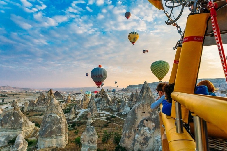 Khinh khí cầu bay bình thường trên thung lũng Cappadocia