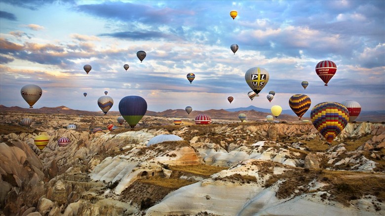 Khinh khí cầu bay trên thung lũng Cappadocia trong lịch trình tour Thổ Nhĩ Kỳ