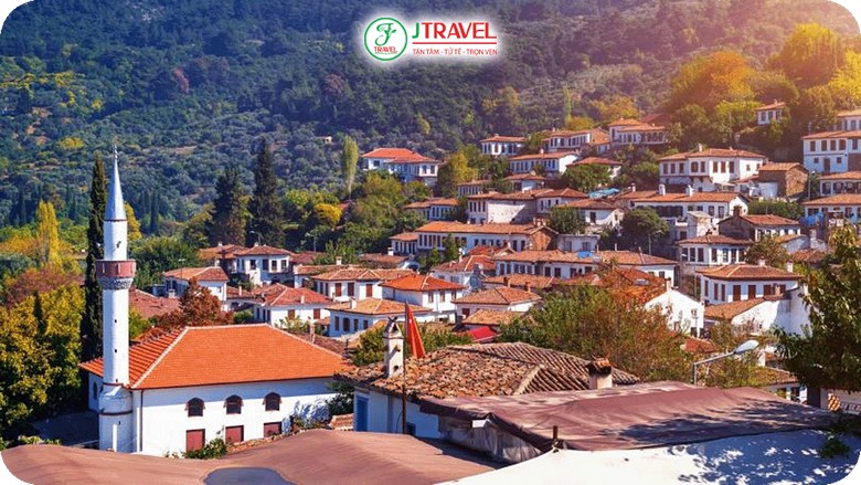 Kiến trúc nhà đá Hy Lạp cổ điển với ban công gỗ chạm khắc tại Sirince