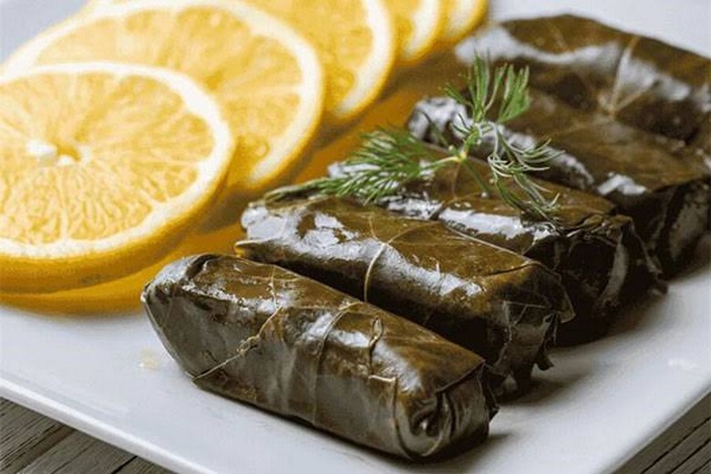  Lá nho cuốn dolma xếp gọn trên đĩa cùng lát chanh