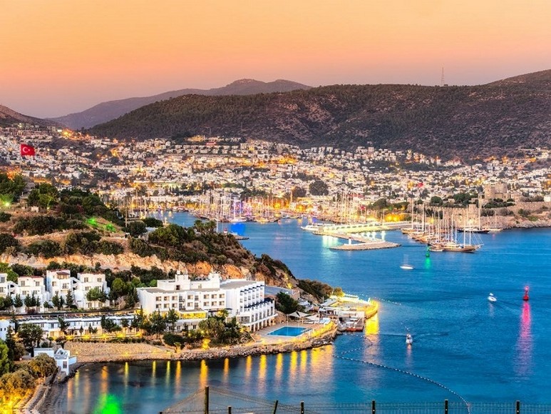 Lâu đài Bodrum nhìn từ bến cảng vào buổi hoàng hôn
