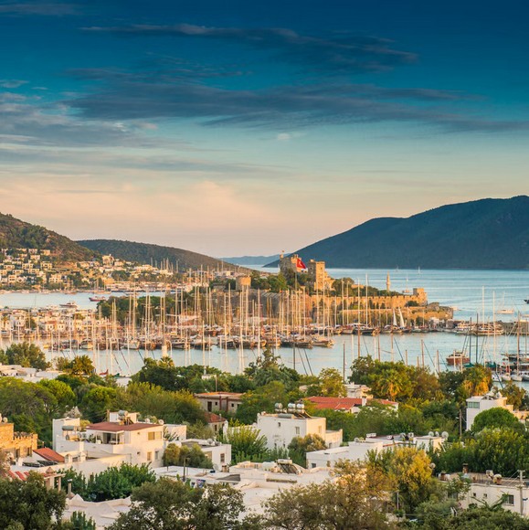 Lâu đài Thánh Peter tại Bodrum nhìn từ bến du thuyền