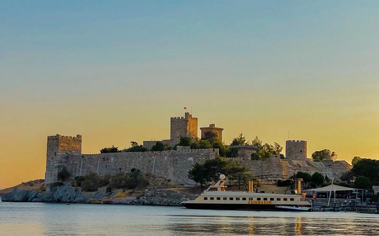 Lâu đài Thánh Peter tại Bodrum nhìn từ bến du thuyền