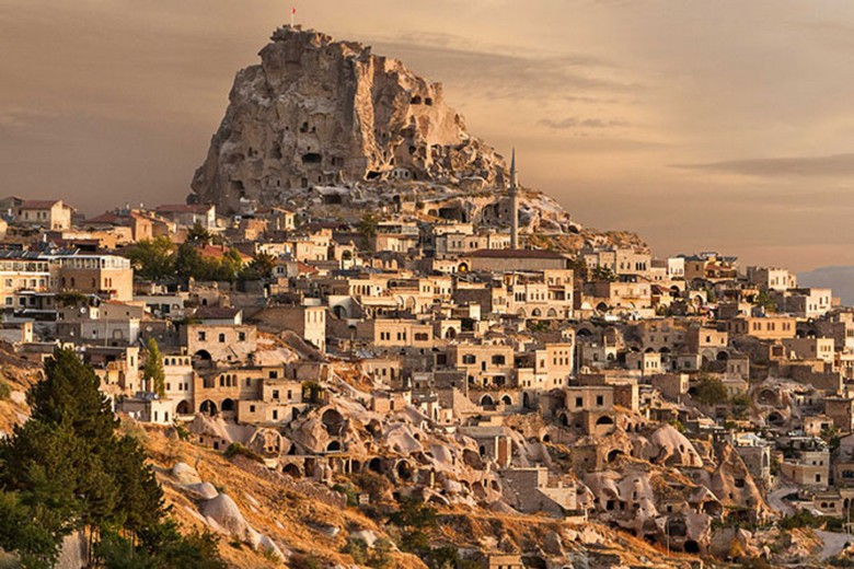 Lâu đài Uçhisar nhìn toàn cảnh xuống các thung lũng Cappadocia lúc hoàng hônv