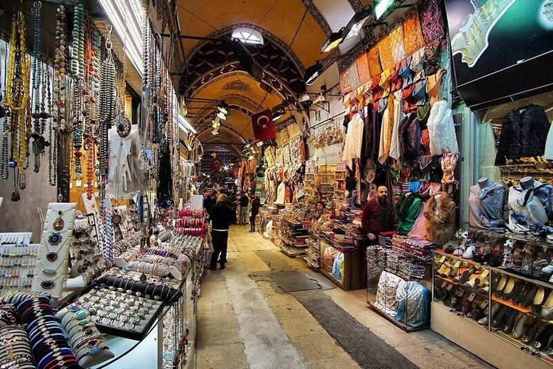 Lối đi có mái che bên trong chợ Grand Bazaar Kusadasi