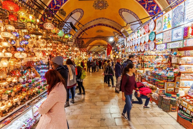 Lối đi có mái vòm bên trong một khu chợ bazaar lịch sử Thổ Nhĩ Kỳ