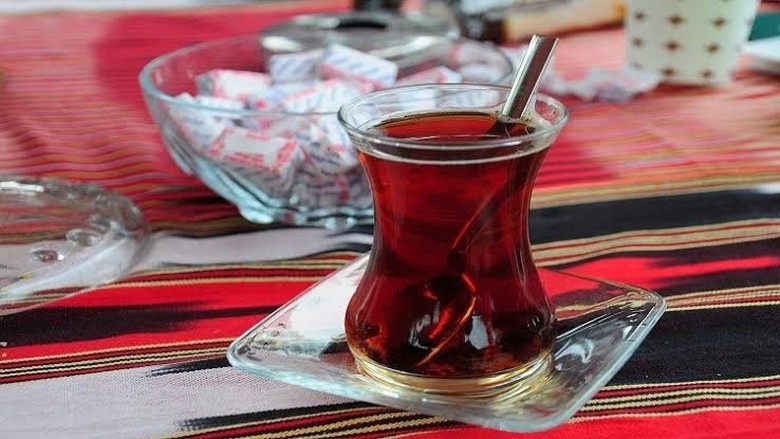 Ly trà Thổ Nhĩ Kỳ hình tulip được mời khách trong một cửa hàng truyền thống