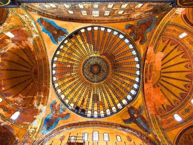 Mái vòm khổng lồ bên trong Nhà thờ Hagia Sophia