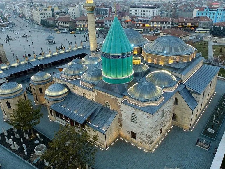 Mái vòm xanh đặc trưng của Bảo tàng Mevlana tại Konya