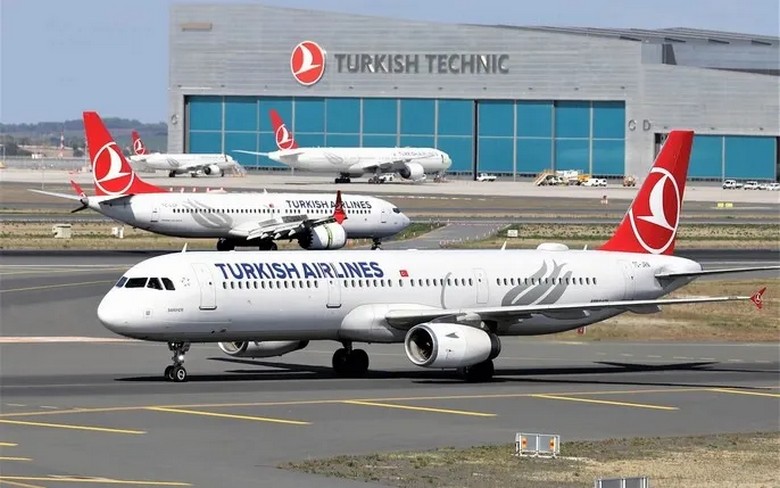 Máy bay Turkish Airlines tại sân bay Nội Bài chuẩn bị bay đi Istanbul