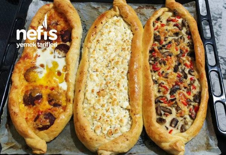 Mâm nhiều loại Pide khác nhau gồm kıymalı, kaşarlı và sucuklu