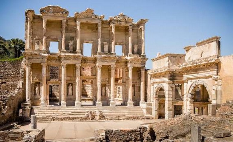 Mặt tiền Thư viện Celsus với hai tầng cột đá cẩm thạch tại Ephesus