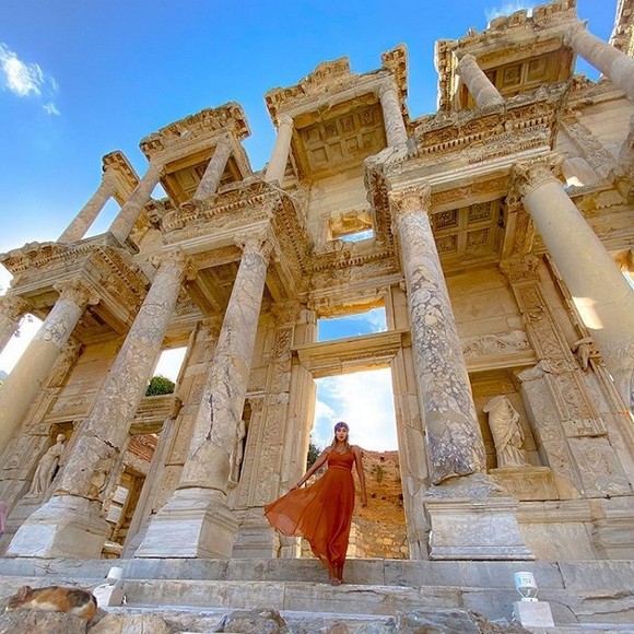 Mặt tiền Thư viện Celsus với hai tầng cột đá cẩm thạch tại Ephesus