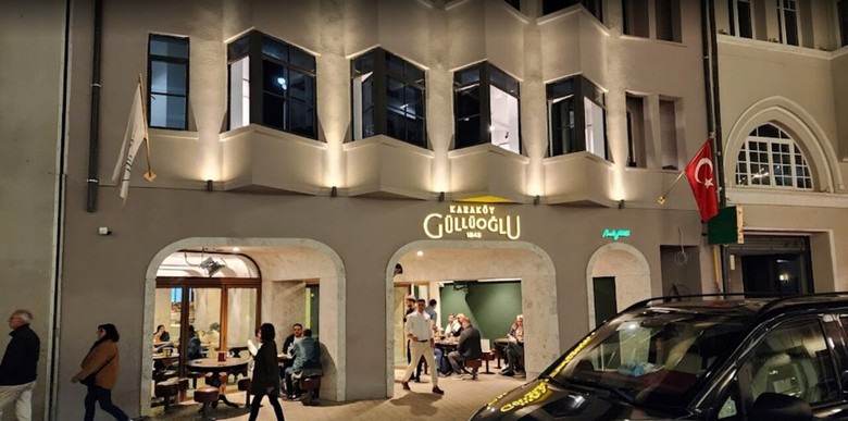 Mặt tiền một tiệm baklava lâu năm ở khu Karaköy, Istanbul
