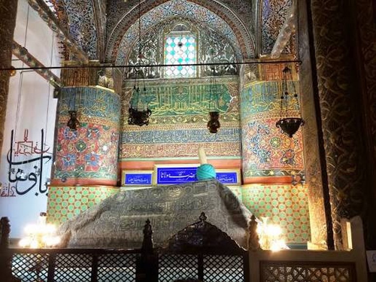 Mộ phần Rumi phủ vải dát vàng bên trong Bảo tàng Mevlana