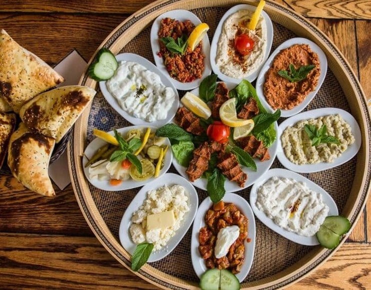 Một mâm mezze Thổ Nhĩ Kỳ nhiều màu với các đĩa nhỏ xếp kín bàn