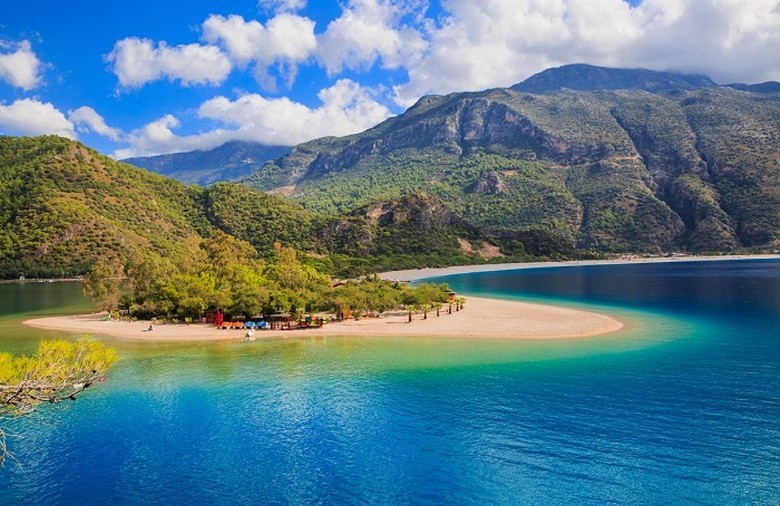 Nước trong veo của đầm phá Oludeniz với đáy cát nhìn rõ từng chi tiết