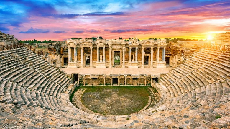 Nhà hát cổ Hierapolis nhìn từ hàng ghế trên cao