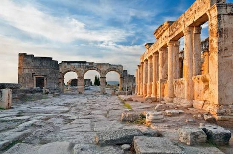 Nhà hát cổ Hierapolis nhìn từ trên cao phía trên ruộng bậc thang Pamukkale