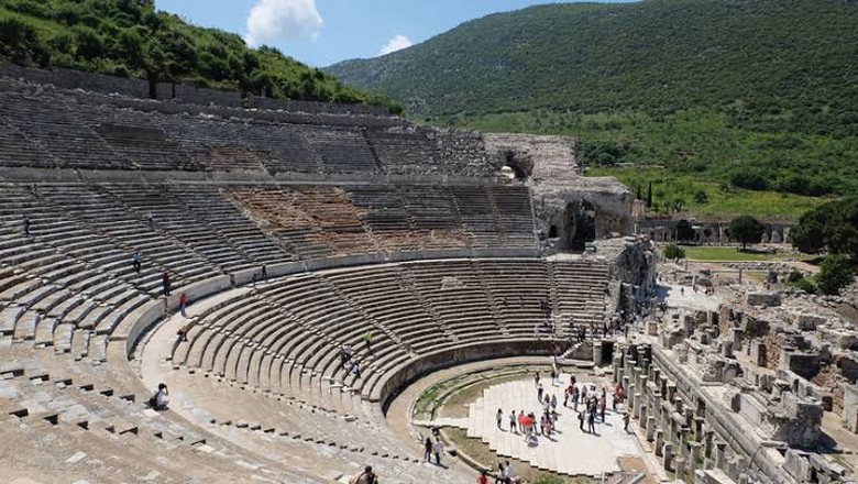 Nhà hát lớn Ephesus nhìn từ trên cao với sức chứa hàng chục nghìn khán giả