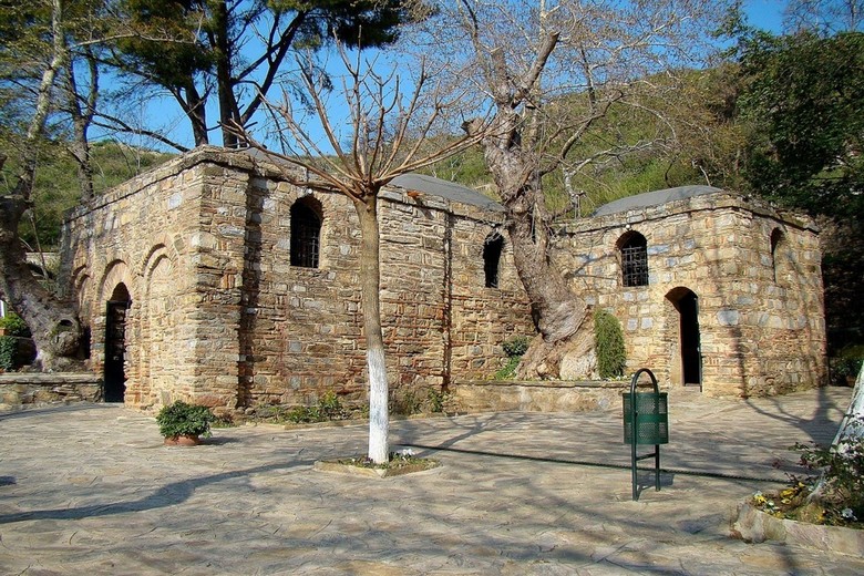 Nhà nguyện nhỏ bằng đá tại Nhà Đức Mẹ Maria trên núi gần Ephesus