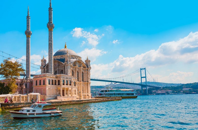 Nhà thờ Hồi giáo Ortaköy bên bờ Bosphorus với cầu treo phía sau