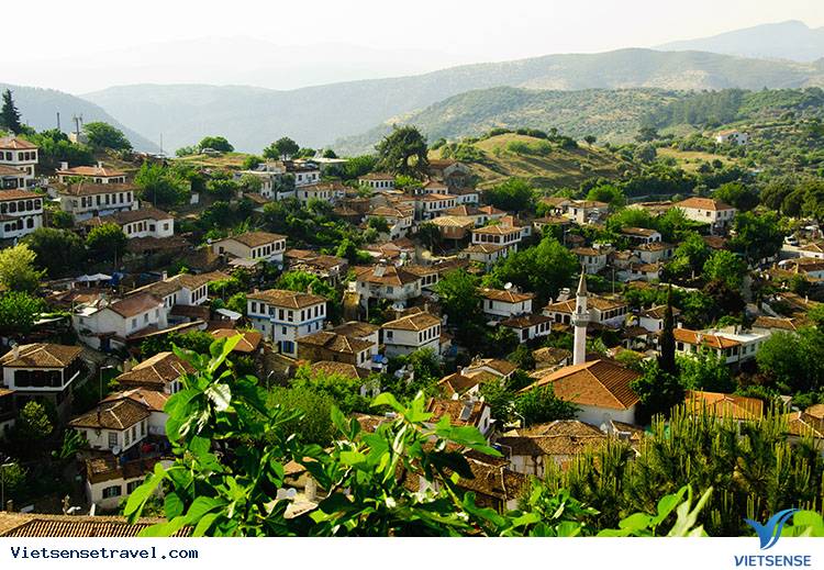 Nhà thờ Thánh John Tẩy Giả nhìn xuống toàn cảnh làng Sirince