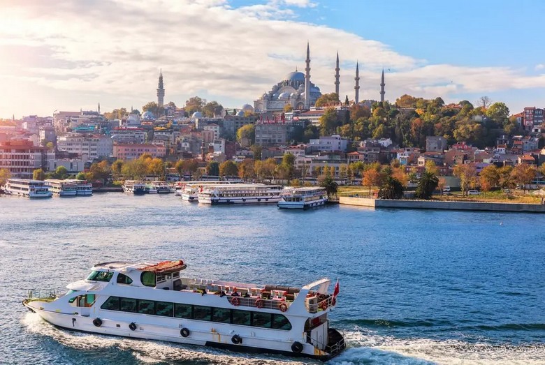 Phà chở khách qua eo biển Dardanelles nối Çanakkale và Eceabat