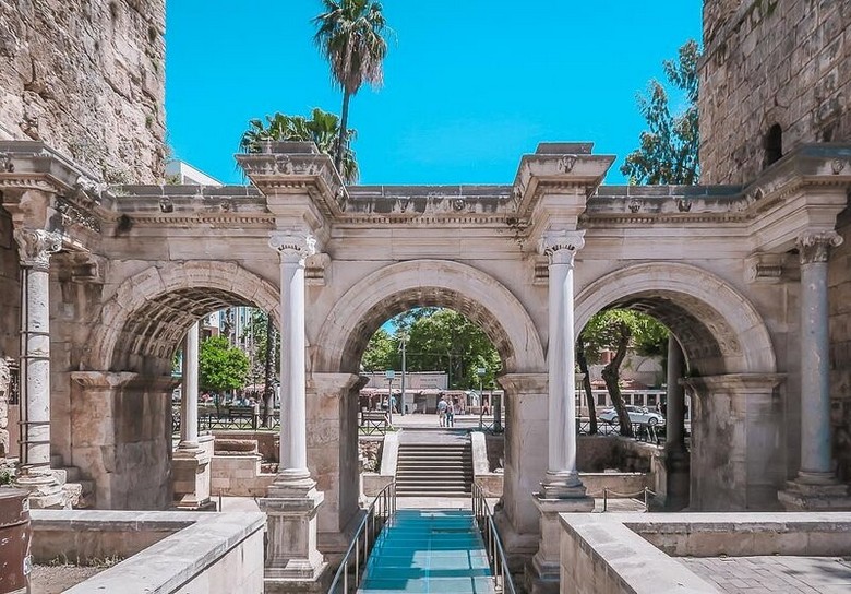 Phố cổ Kaleiçi Antalya với cổng đá Hadrian nổi bật