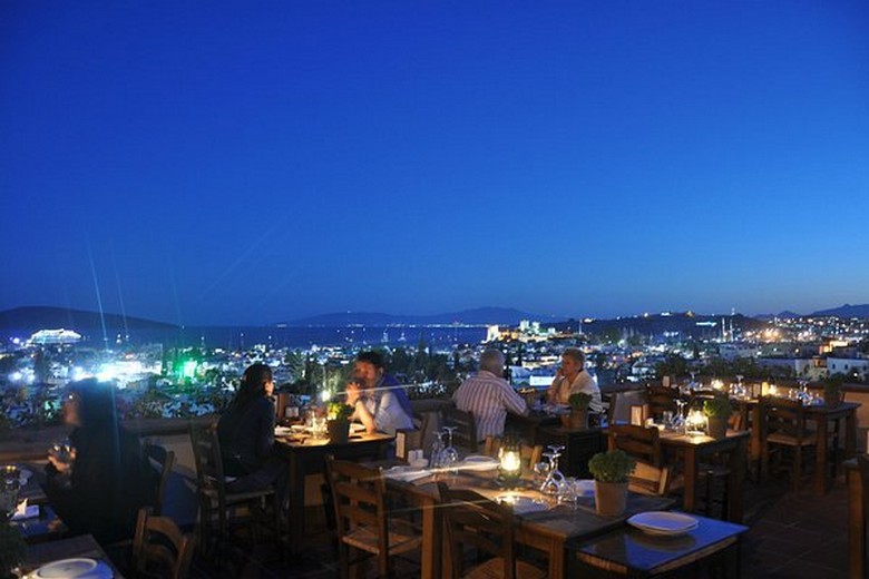Quán bar ven biển nhộn nhịp về đêm tại khu vực Bodrum