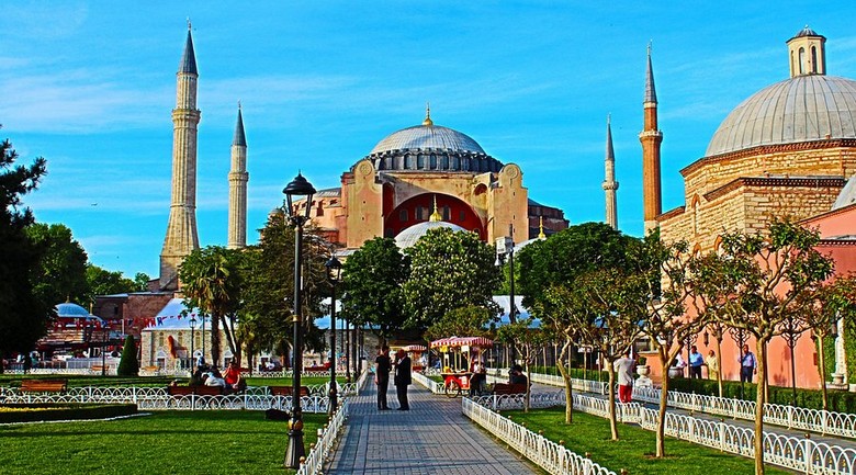 Quảng trường Sultanahmet nhìn từ trên cao với các công trình lịch sử xung quanh