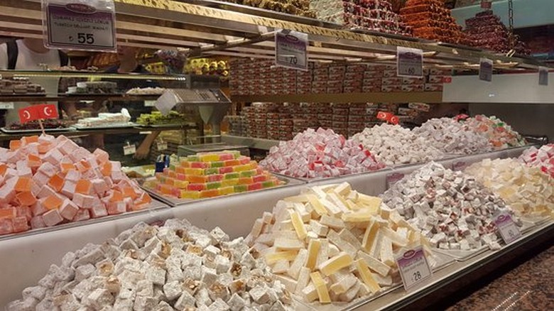 Quầy bán lokum nhiều màu tại Chợ Grand Bazaar Istanbul