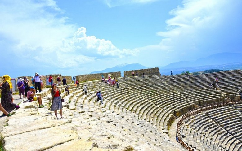 Ruộng bậc thang đá vôi trắng Pamukkale và thành cổ Hierapolis