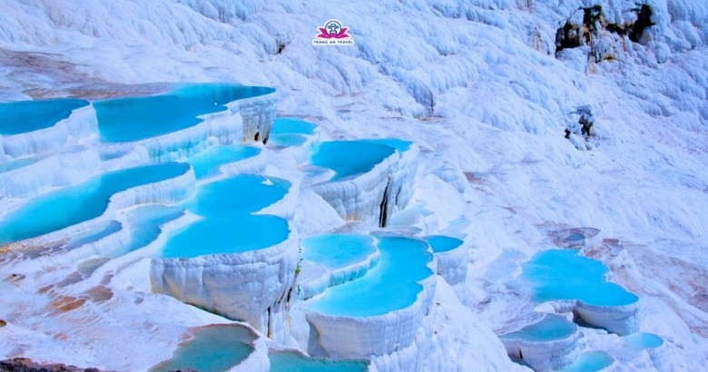 Ruộng bậc thang đá vôi trắng Pamukkale với nước khoáng chảy qua từng bậc