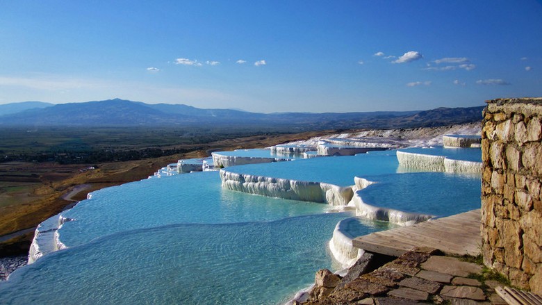 Ruộng bậc thang trắng Pamukkale bên cạnh thành cổ Ephesus ghép trong một khung hình