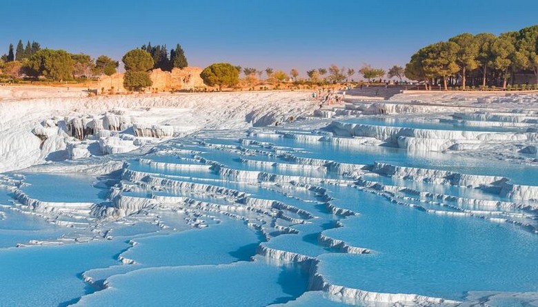 Ruộng bậc thang trắng Pamukkale vắng khách vào sáng sớm
