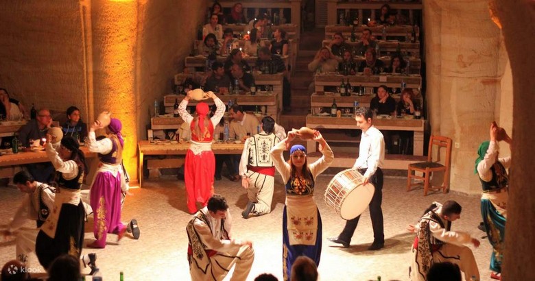  Sân khấu biểu diễn Đêm Văn Hóa Thổ trong nhà hàng khoét đá tại Cappadocia