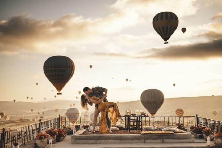Sân thượng khách sạn hang đá nhìn ra thung lũng Cappadocia lúc bình minh với khinh khí cầu