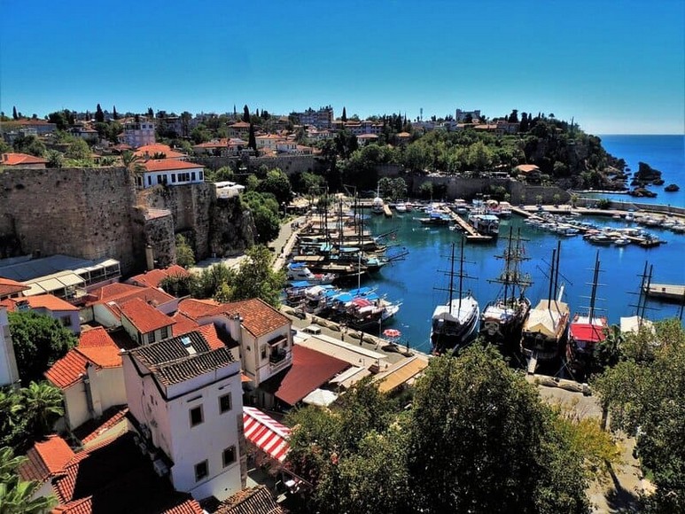 So sánh khung cảnh lâu đài Bodrum bên trái và phố cổ Kaleiçi Antalya bên phải