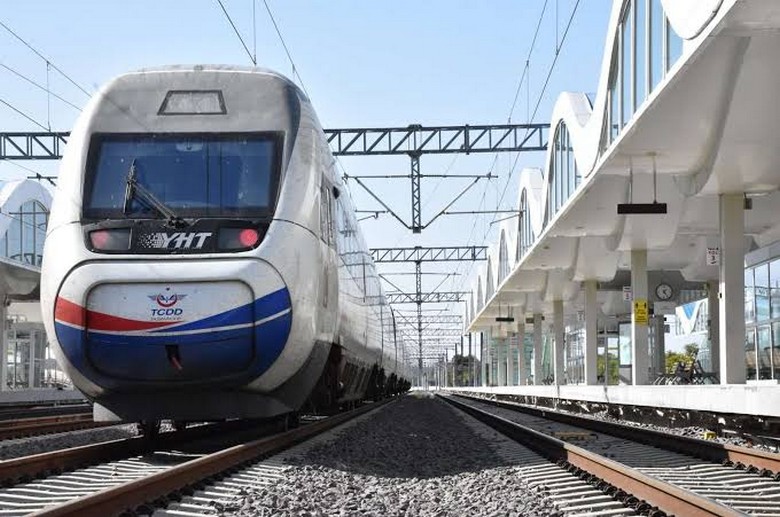 Tàu cao tốc YHT tại nhà ga hiện đại nối Istanbul và Ankara